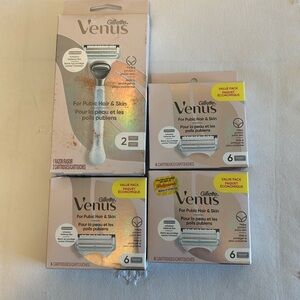Gillette Venus razor and 20 cartridges. new unopened boxes.